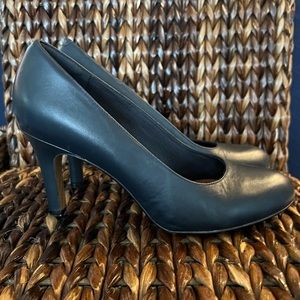 Clark’s artisan Navy pumps/heels. VGUC. Size 10